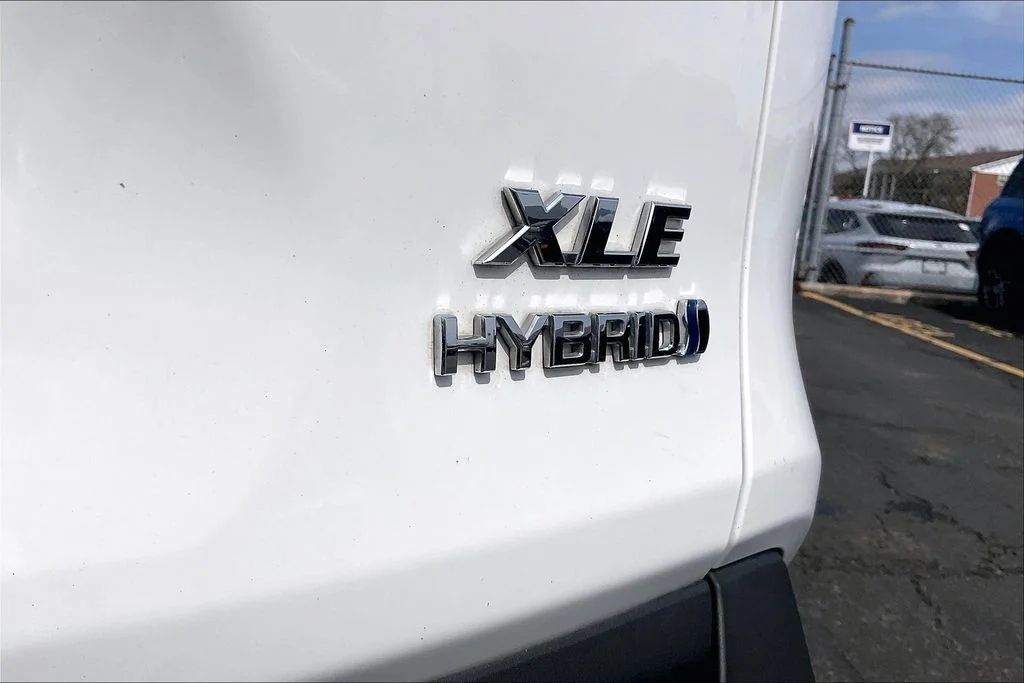 Used 2021 White Toyota XLE image 7