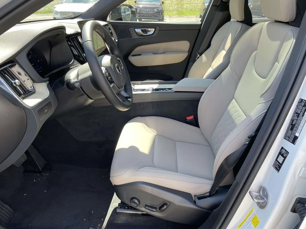 2026 Volvo XC60 Plus - Photo 13