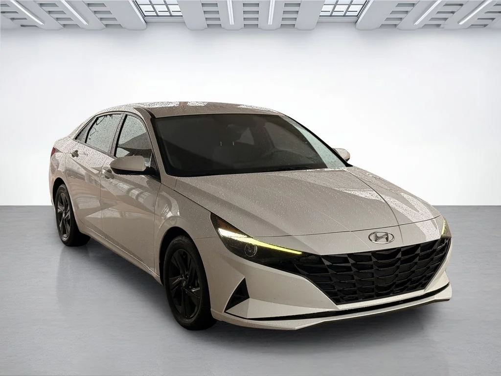 Used 2023 White Hyundai SEL image 3