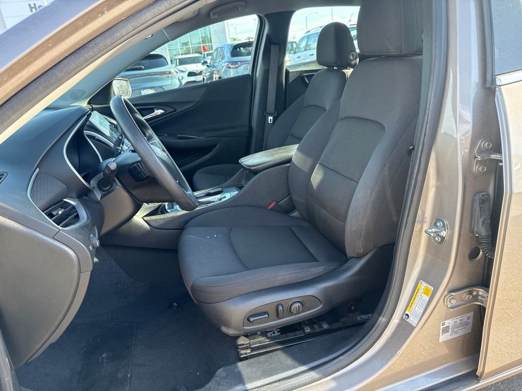 Used 2023 Gray Chevrolet LT image 17