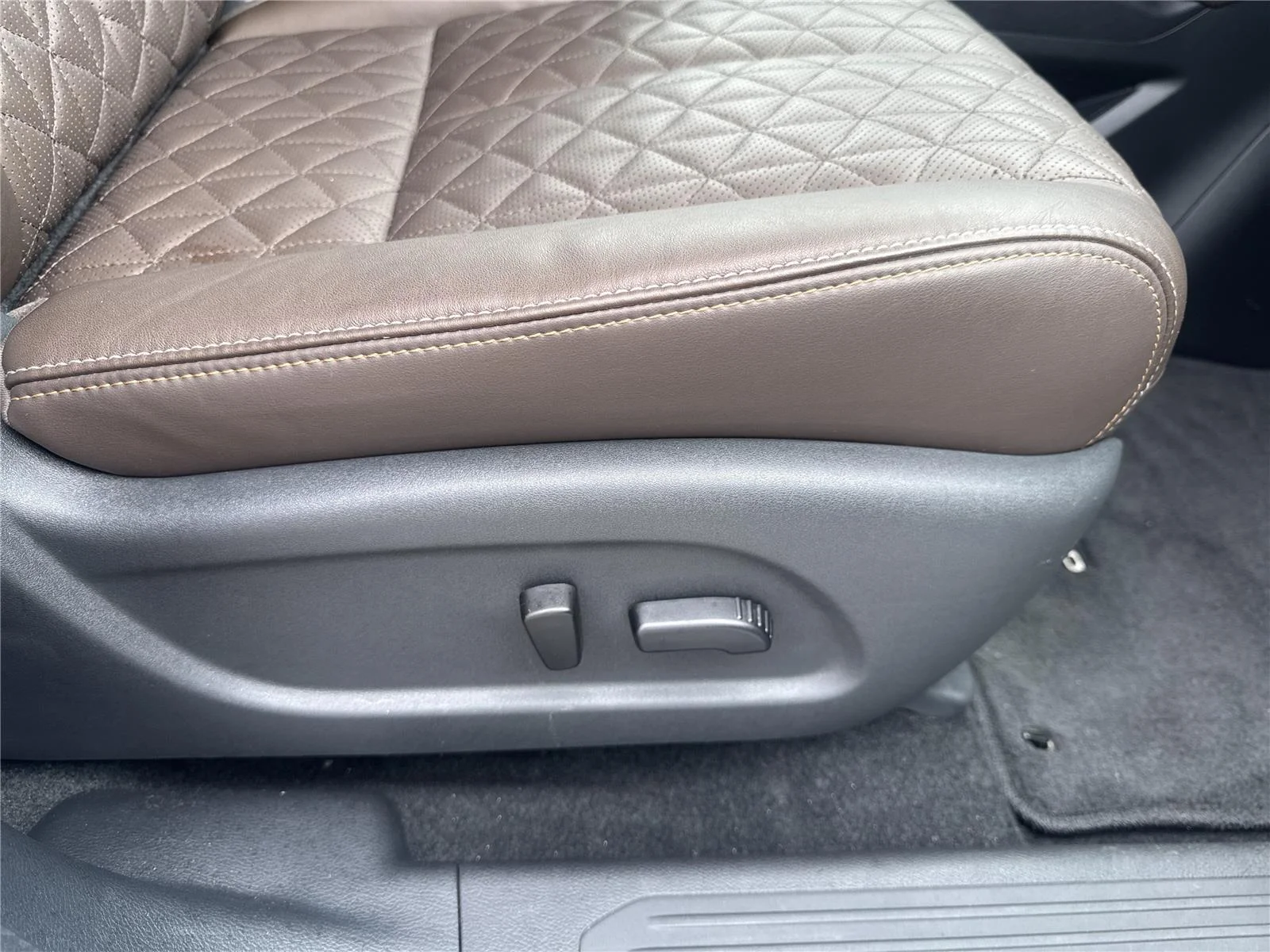 Used 2024 Pearl White Tricoat Nissan Platinum image 37