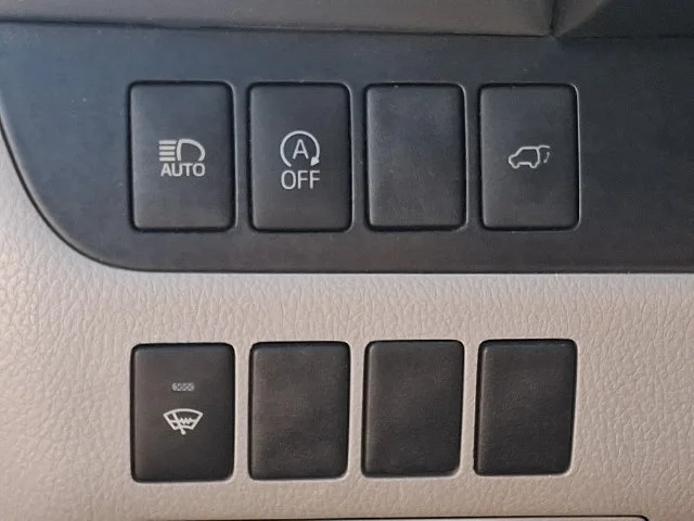 Used 2018 Silver Toyota XLE image 25