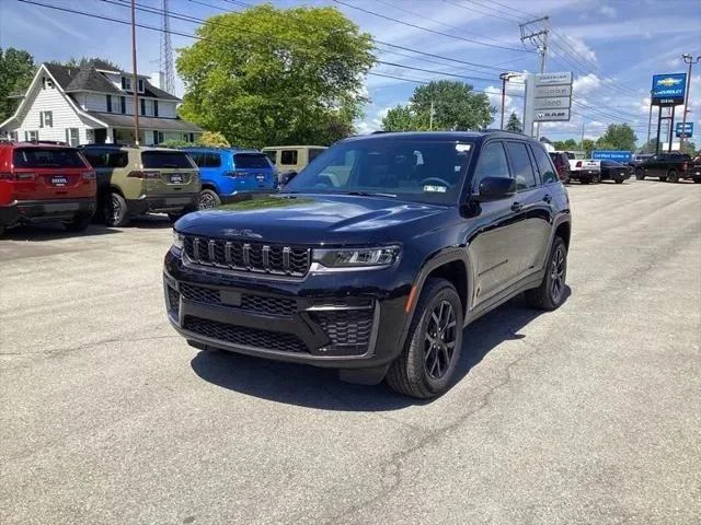 New 2026 Diamond Black Crystal Pearl-Coat Exterior Paint Jeep Laredo image 3