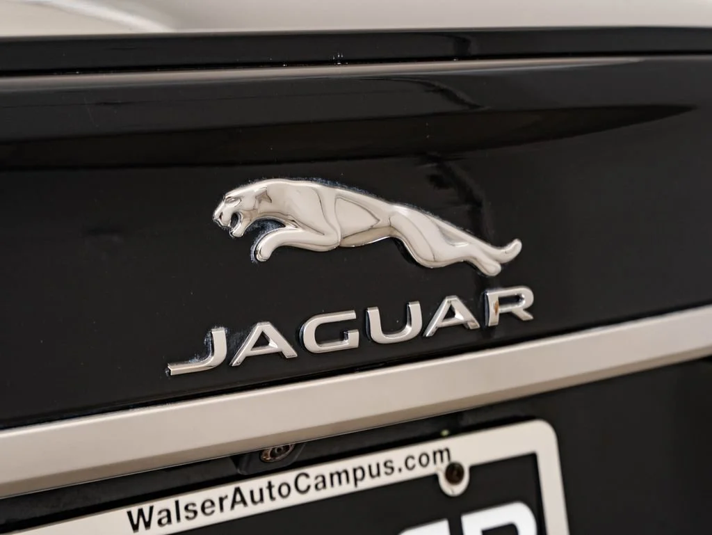 Used 2024 Santorini Black Metallic Jaguar R-Dynamic SE image 17