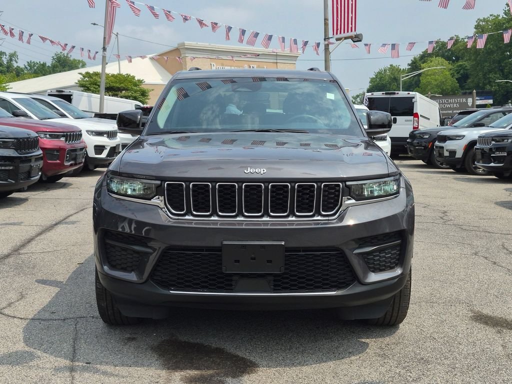 Used 2023 Gray Jeep Laredo image 3
