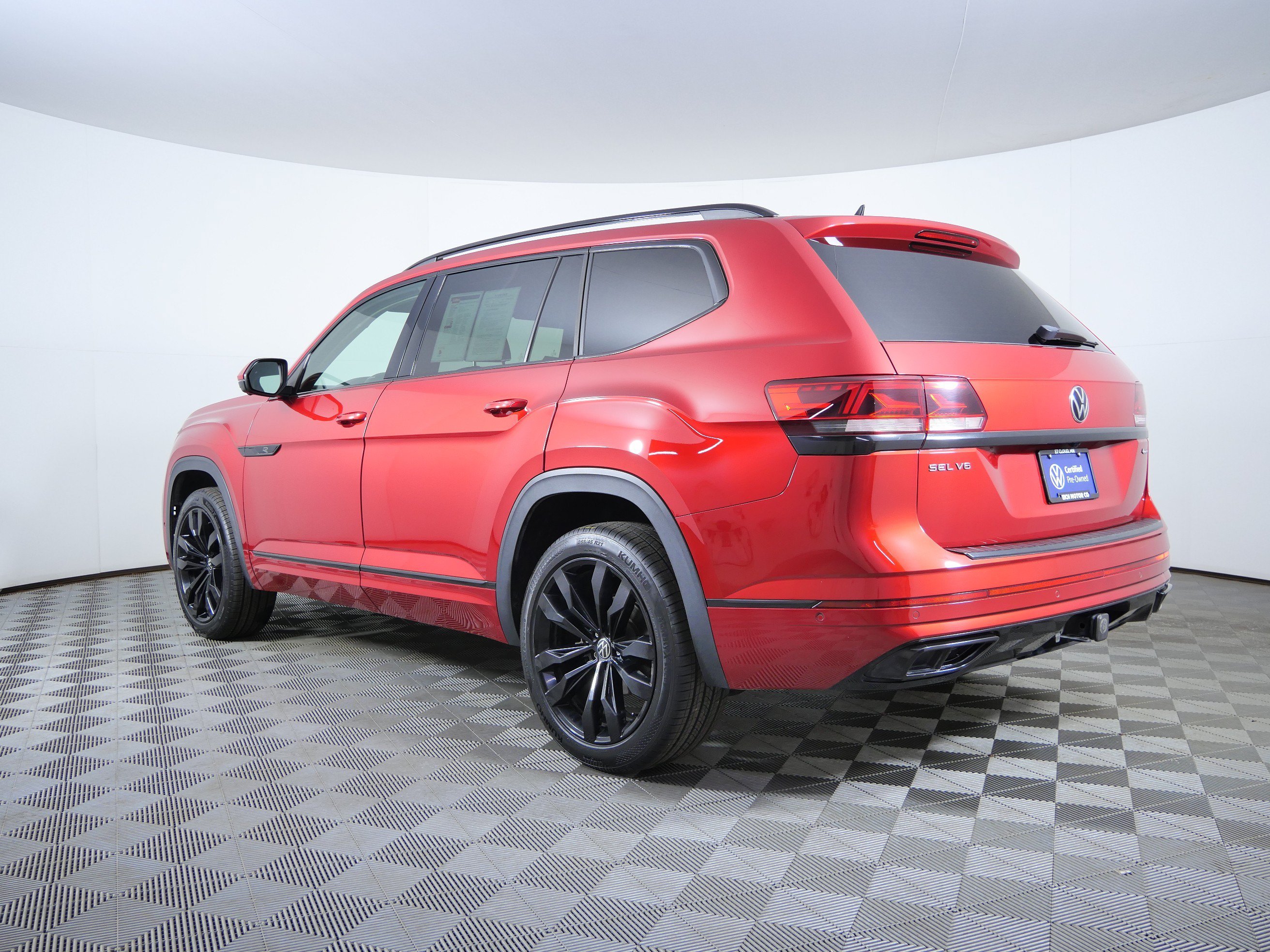 Used 2023 AUROA RED Volkswagen 3.6L V6 SEL Premium R-Line image 5