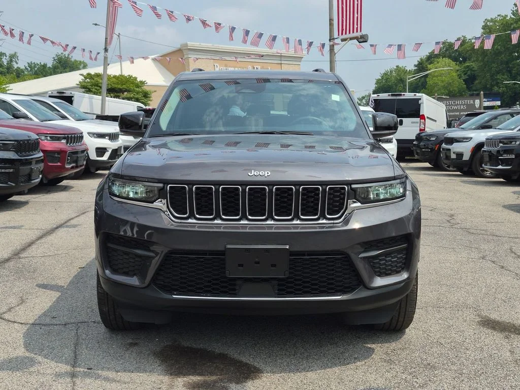 Used 2023 Gray Jeep Laredo image 3