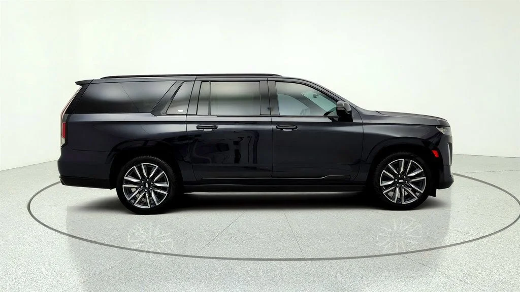 Used 2023 Black Raven Cadillac 4WD 4dr Sport w/ Touring Pkg, Super Cruise & Rear Entertainment image 4