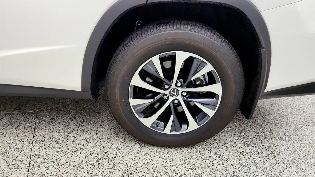 Used 2022 Eminent White Pearl Lexus RX 350L AWD w/ Premium Package & Heated/Ventilated Seats image 9