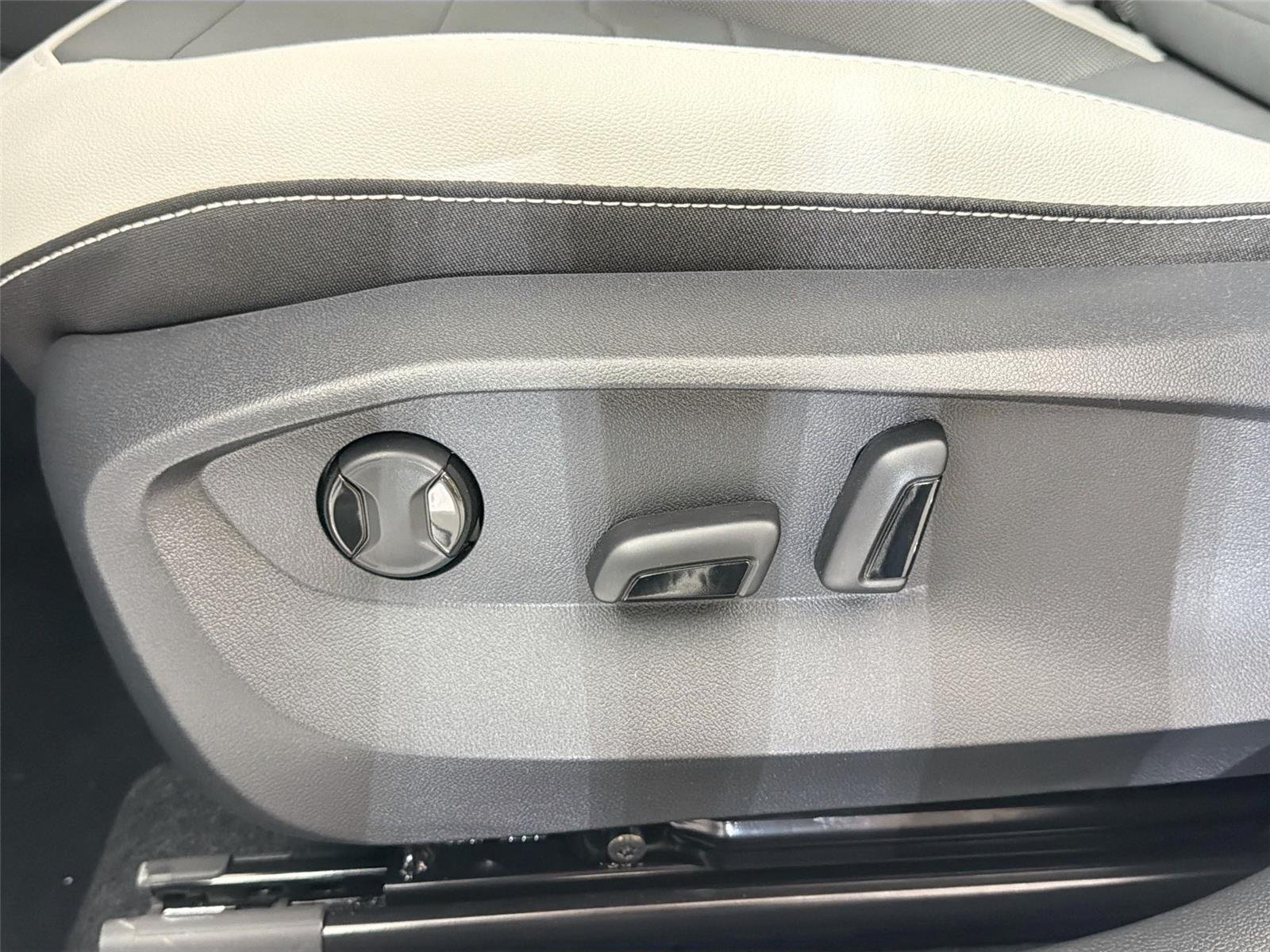 New 2026 Pure White Volkswagen SE image 17