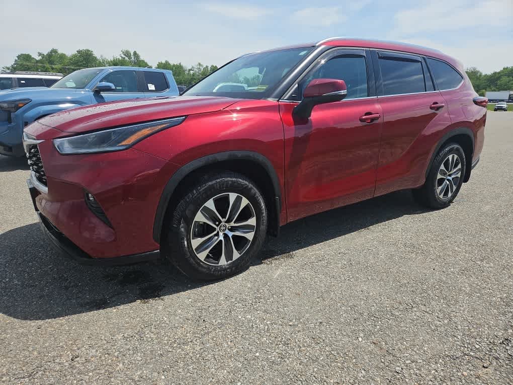 Used 2021 Ruby Flare Pearl Toyota XLE image 2
