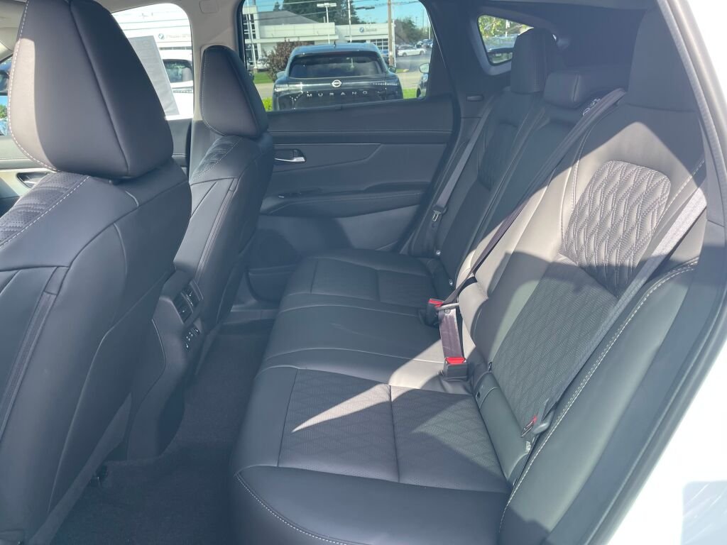 New 2027 Everest White Pearl Tricoat/Super Black Nissan Platinum image 19