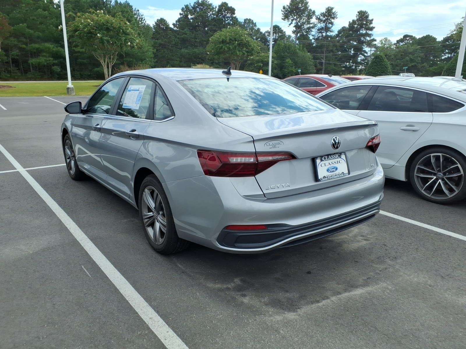 Used 2023 Pyrite Silver Metallic Volkswagen SE image 5