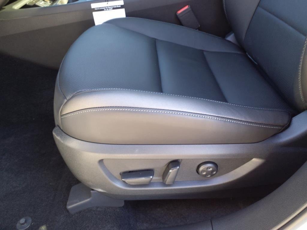 Used 2024 Radiant White INFINITI LUXE image 7