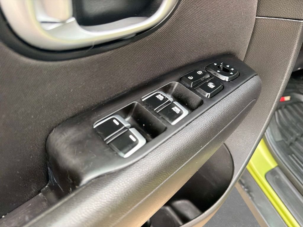 Used 2019 Green Kia Base image 19