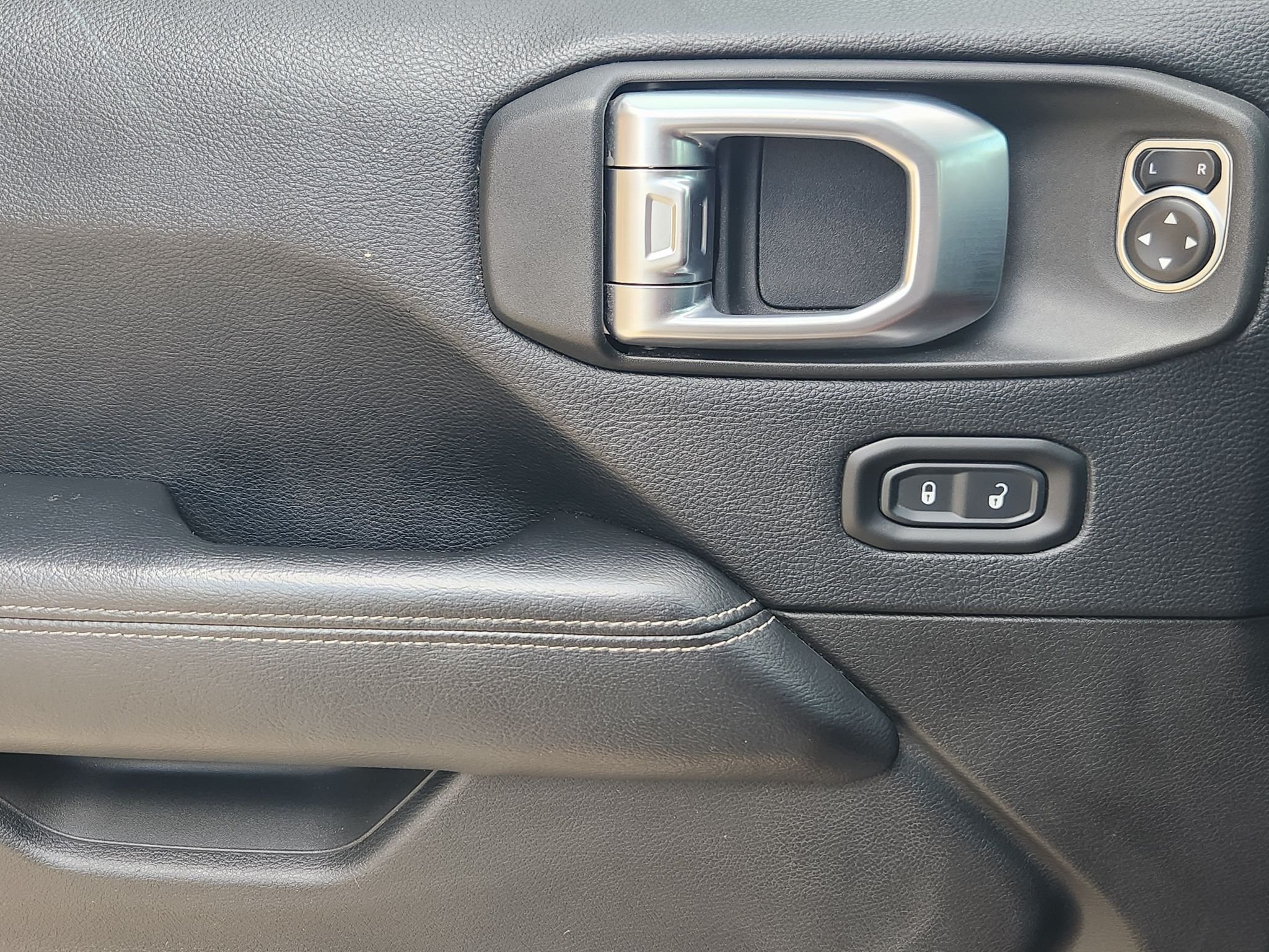 Used 2018 Billet Silver Metallic Clearcoat Jeep Sahara image 23