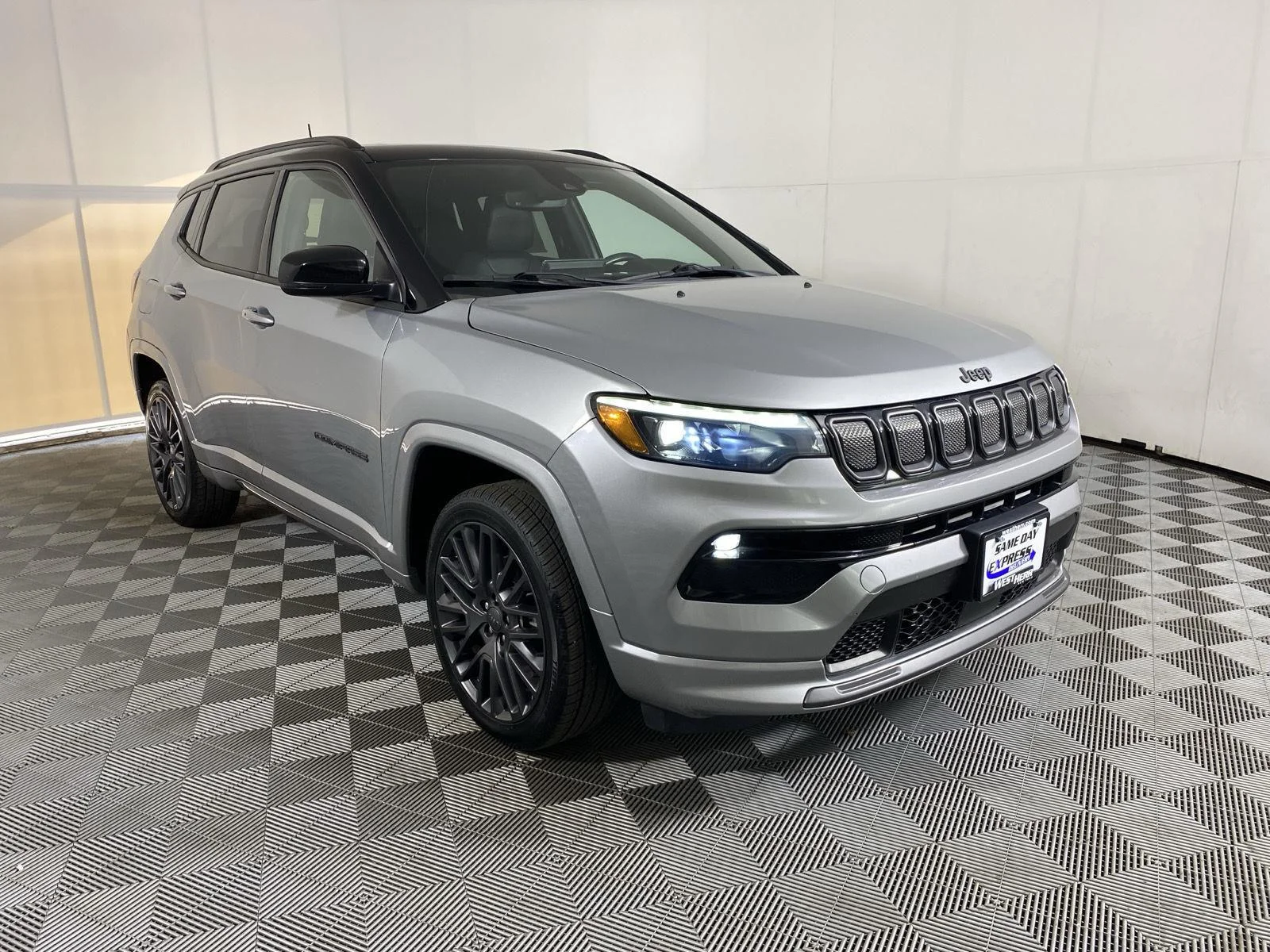 Used 2022 Billet Silver Metallic Clearcoat Jeep High Altitude image 10