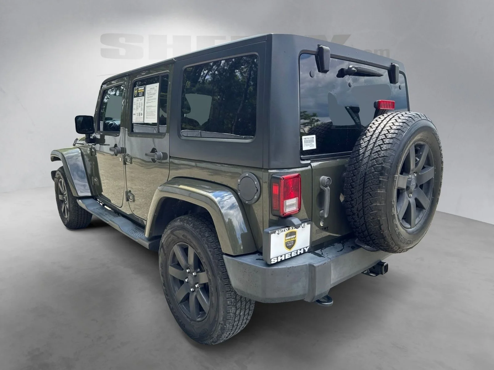 Used 2015 Green Jeep Unlimited Sahara image 12