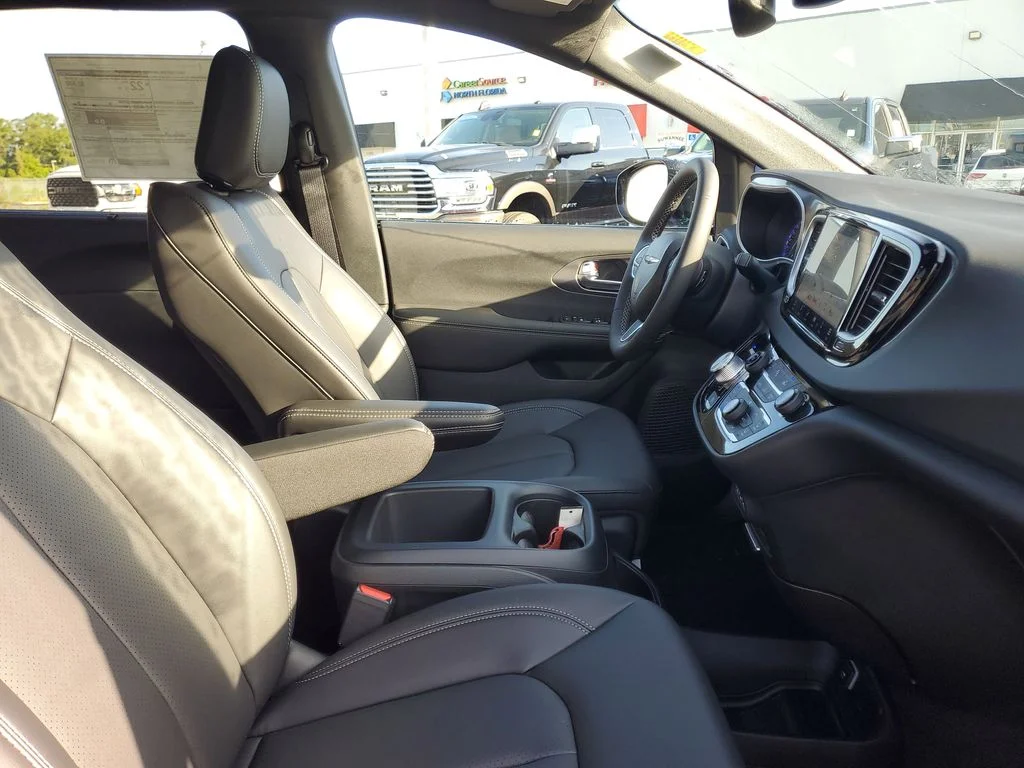 2025 Chrysler Voyager LX - Photo 33