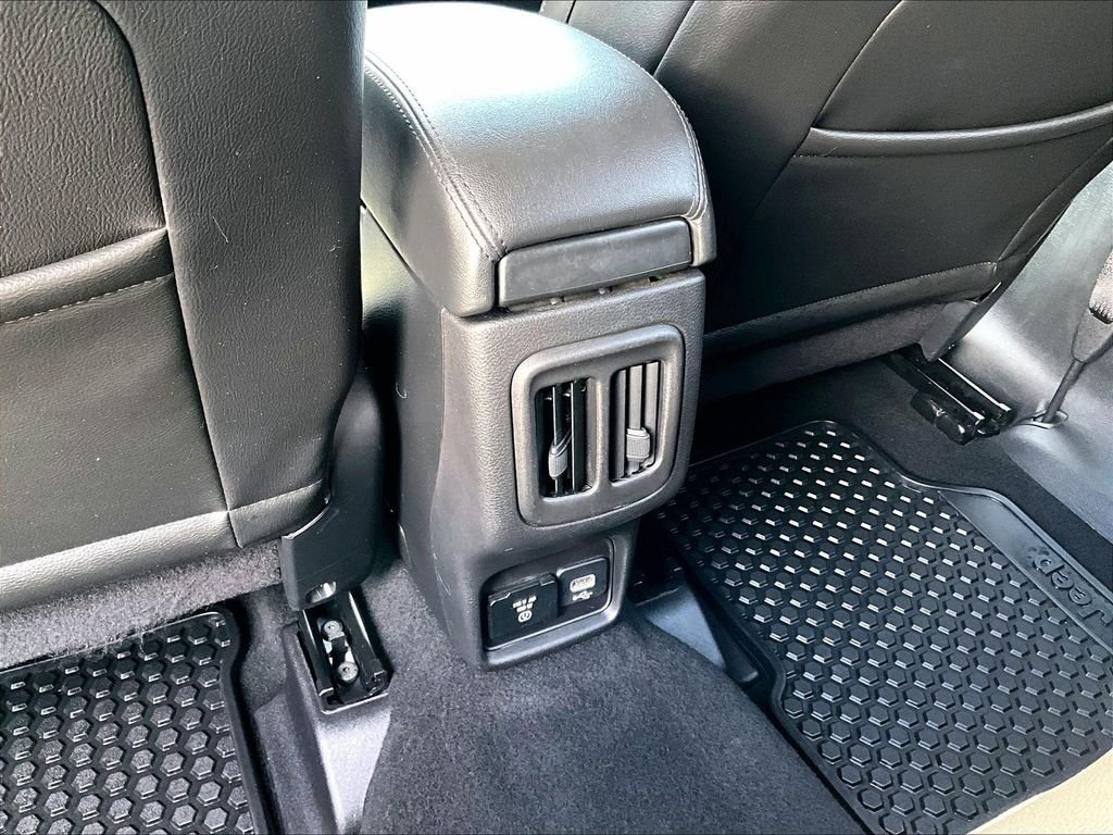 Used 2018 Laser Blue Pearlcoat Jeep Latitude image 28