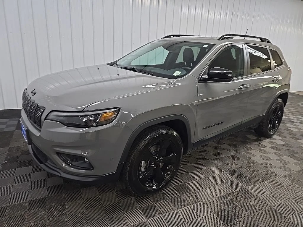 Used 2023 Gray Jeep Altitude image 9
