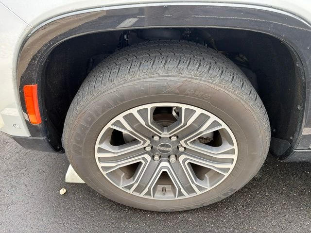 Used 2025 Silver Jeep Base image 9