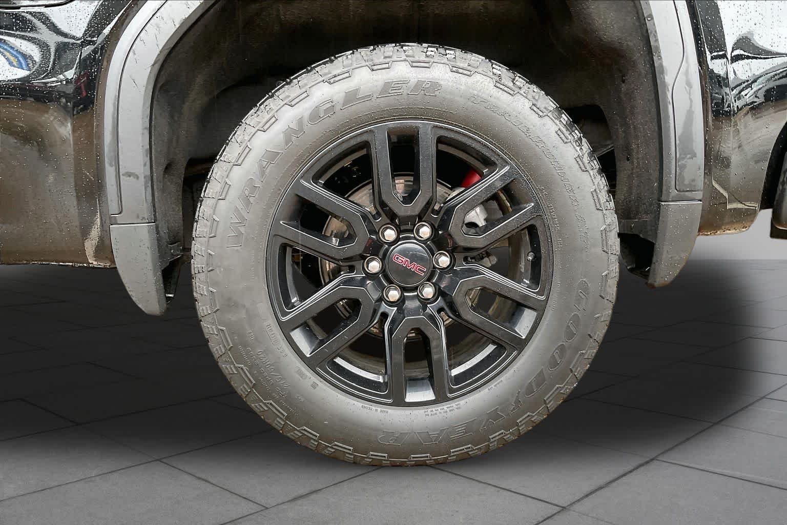 Used 2024 Onyx Black GMC Elevation image 11
