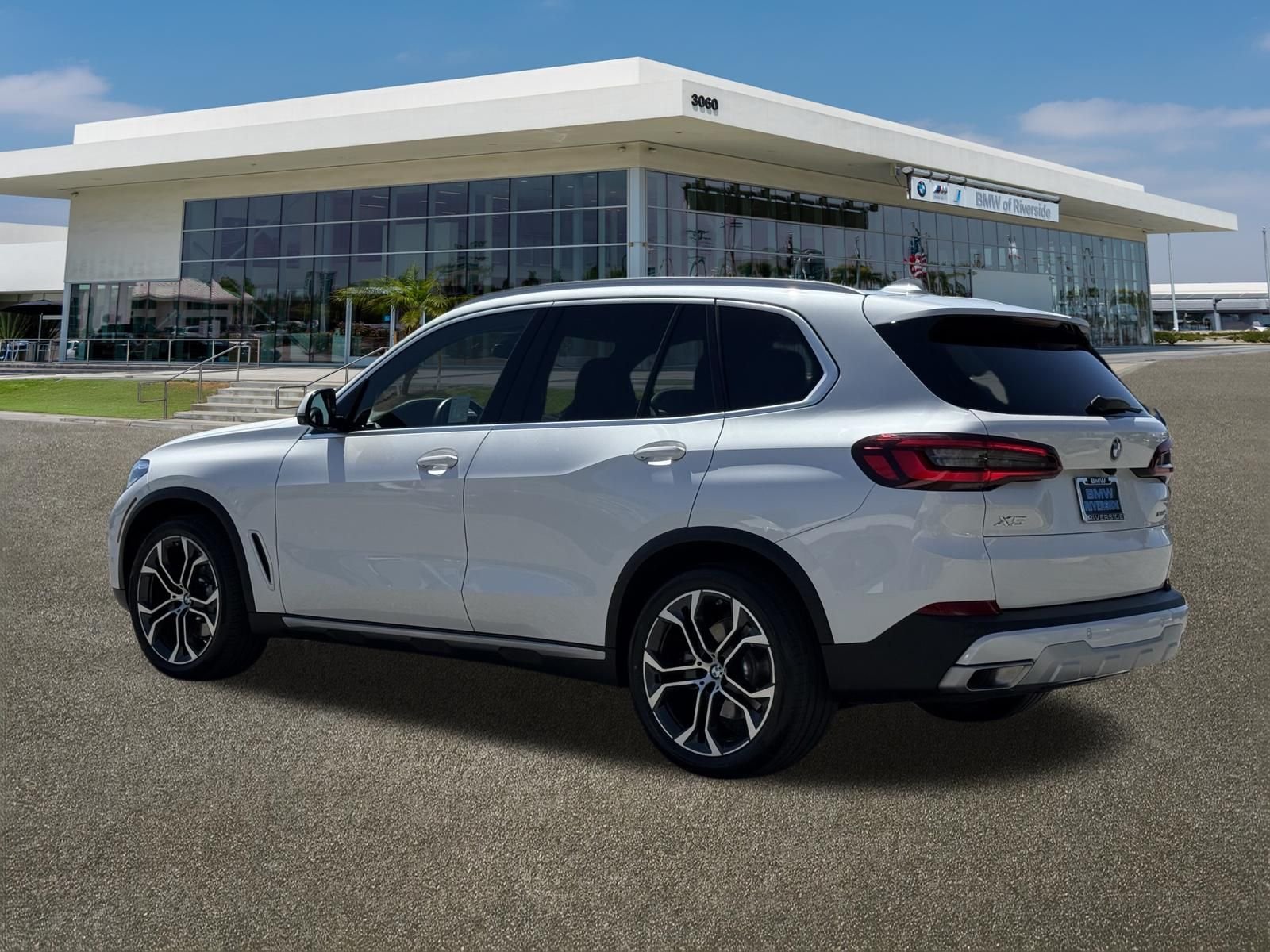 Certified Used 2023 Mineral White Metallic BMW xDrive40i image 8