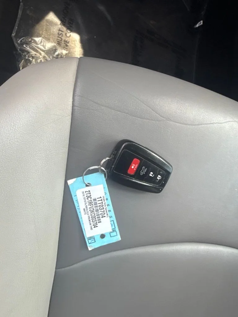 Used 2019 White Toyota XLE Premium image 6