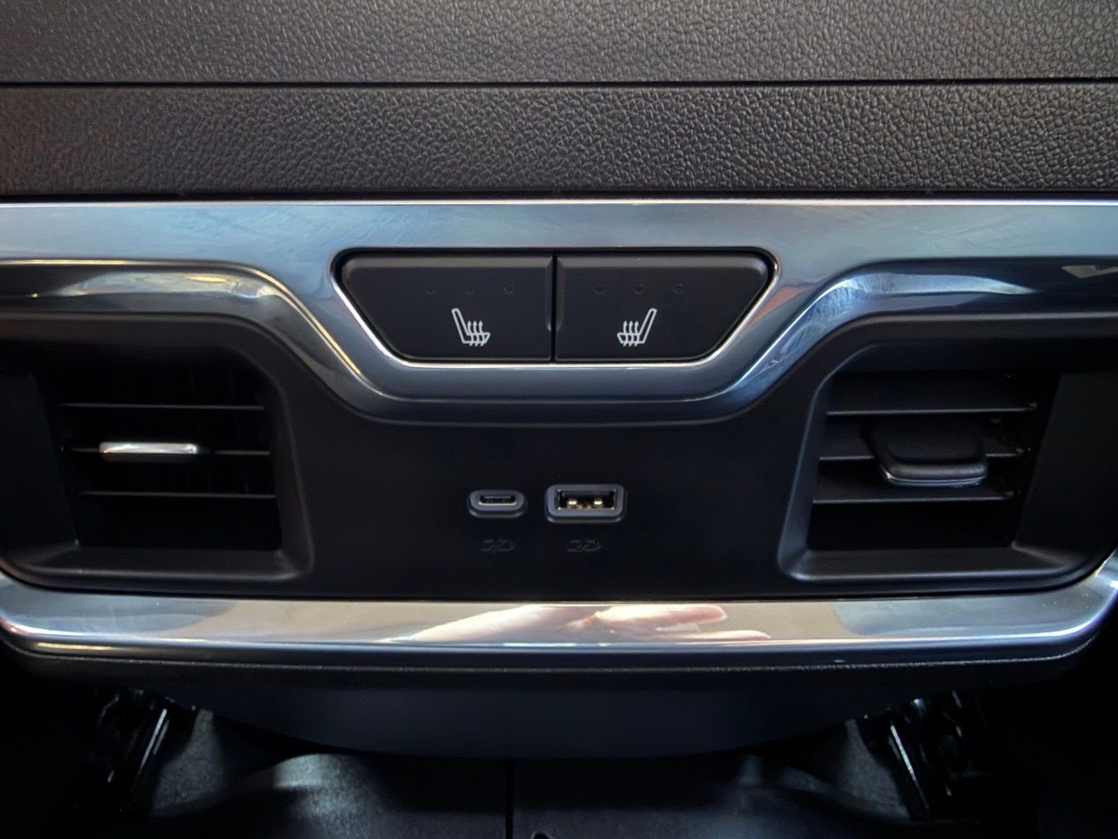 Used 2025 Onyx Black GMC Denali Ultimate image 32
