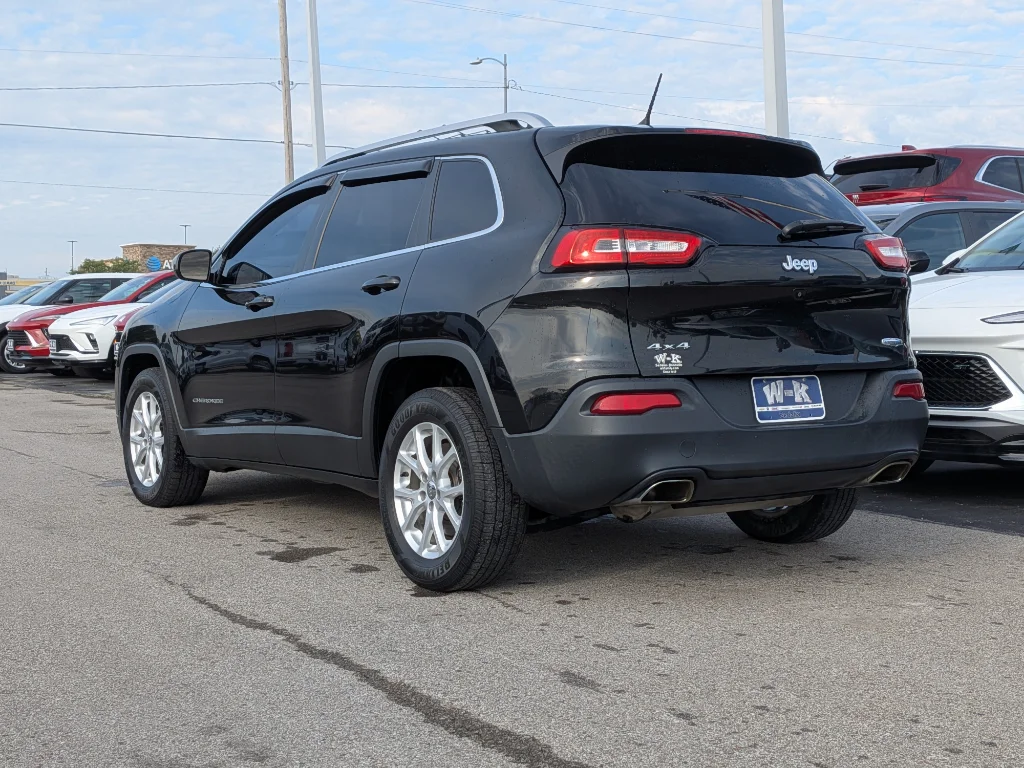 Used 2015 Brilliant Black Crystal Pearlcoat Jeep Latitude image 8