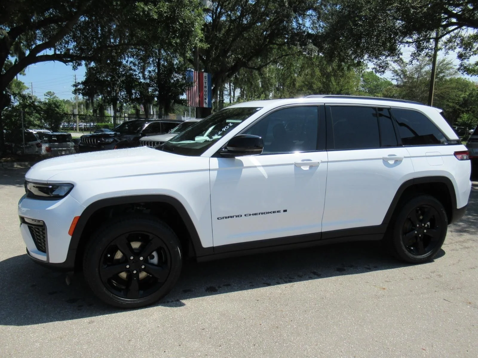 New 2026 Bright White Clear-Coat Exterior Paint Jeep Limited image 4