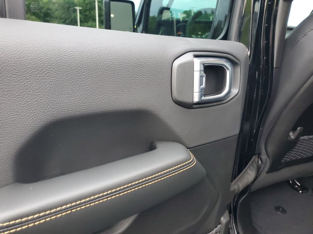 New 2026 Black Clear-Coat Exterior Paint Jeep Sahara image 12