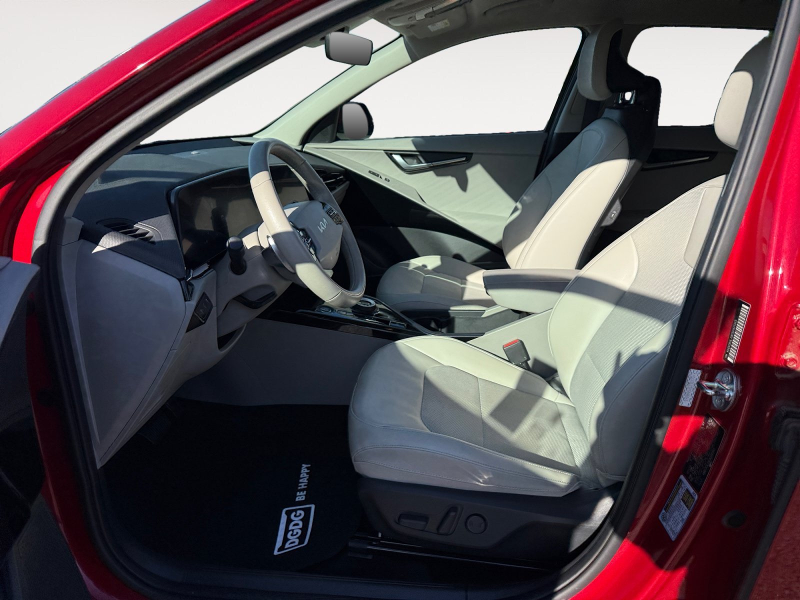 Used 2023 Red Kia Wind image 10