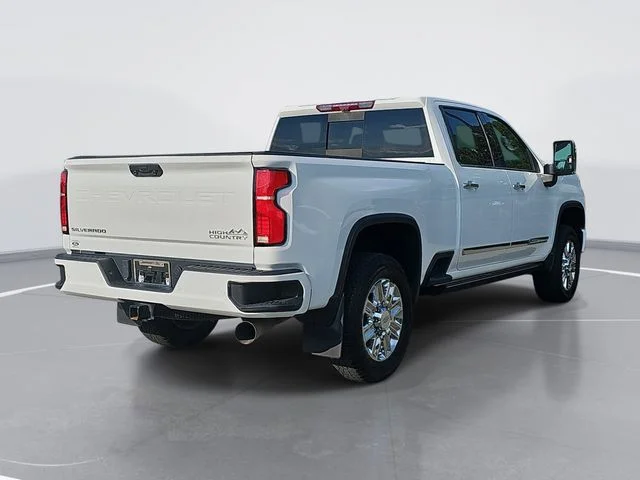 Used 2024 White Chevrolet High Country image 3