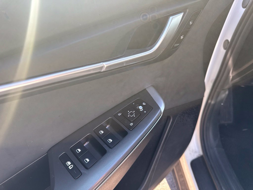 Certified Used 2024 Snow White Pearl Kia Light image 21