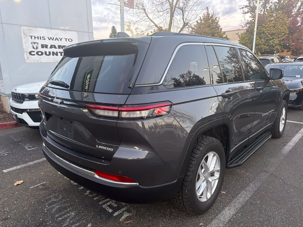 Used 2025 Baltic Gray Metallic Clearcoat Jeep Laredo X image 5