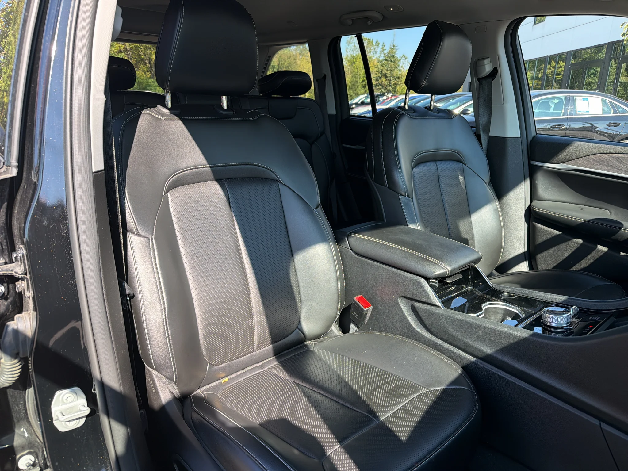 Used 2023 Diamond Black Crystal Pearlcoat Jeep Limited image 3