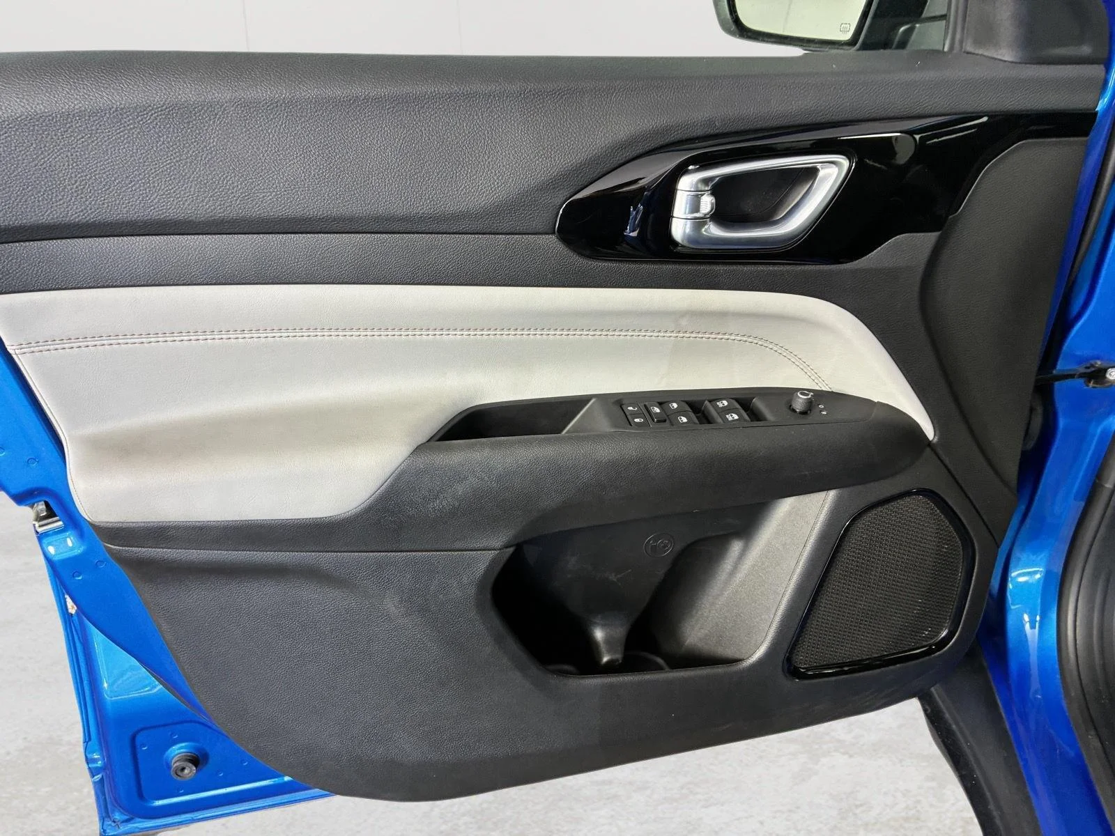Used 2024 Hydro Blue Pearlcoat Jeep Limited image 19