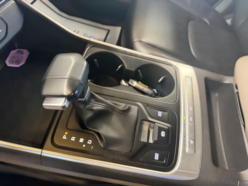 Used 2025 White Kia LXS image 17