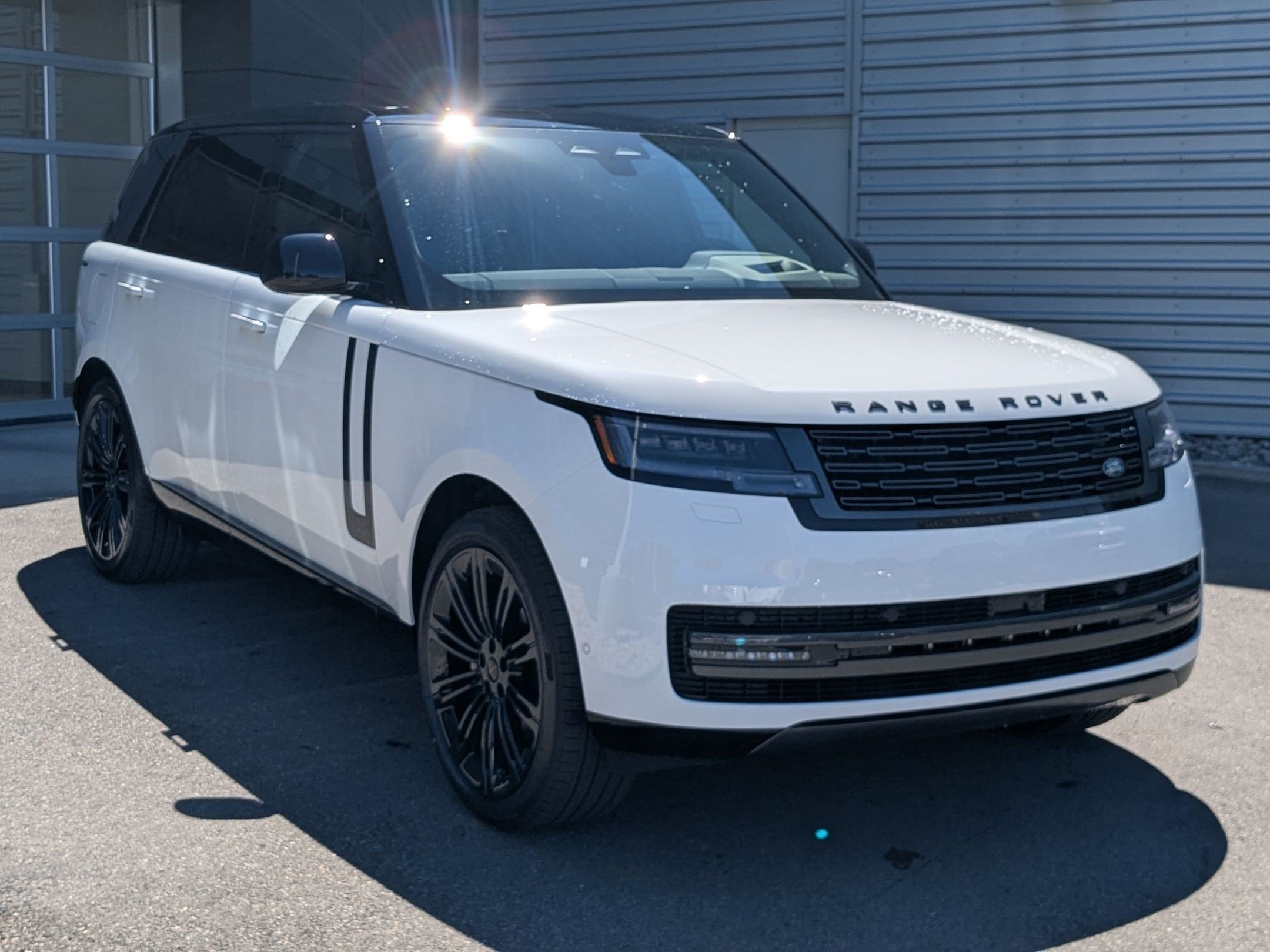 New 2026 Fuji White Land Rover P400 SE LWB 7 Seat image 3