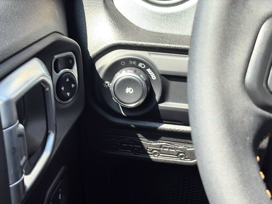 Used 2024 Earl Clearcoat Jeep Sport S image 43