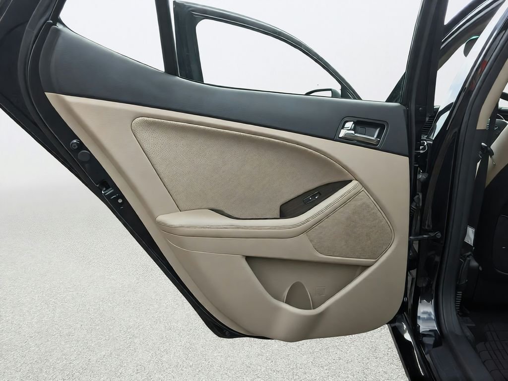 Used 2012 Black Kia EX image 29