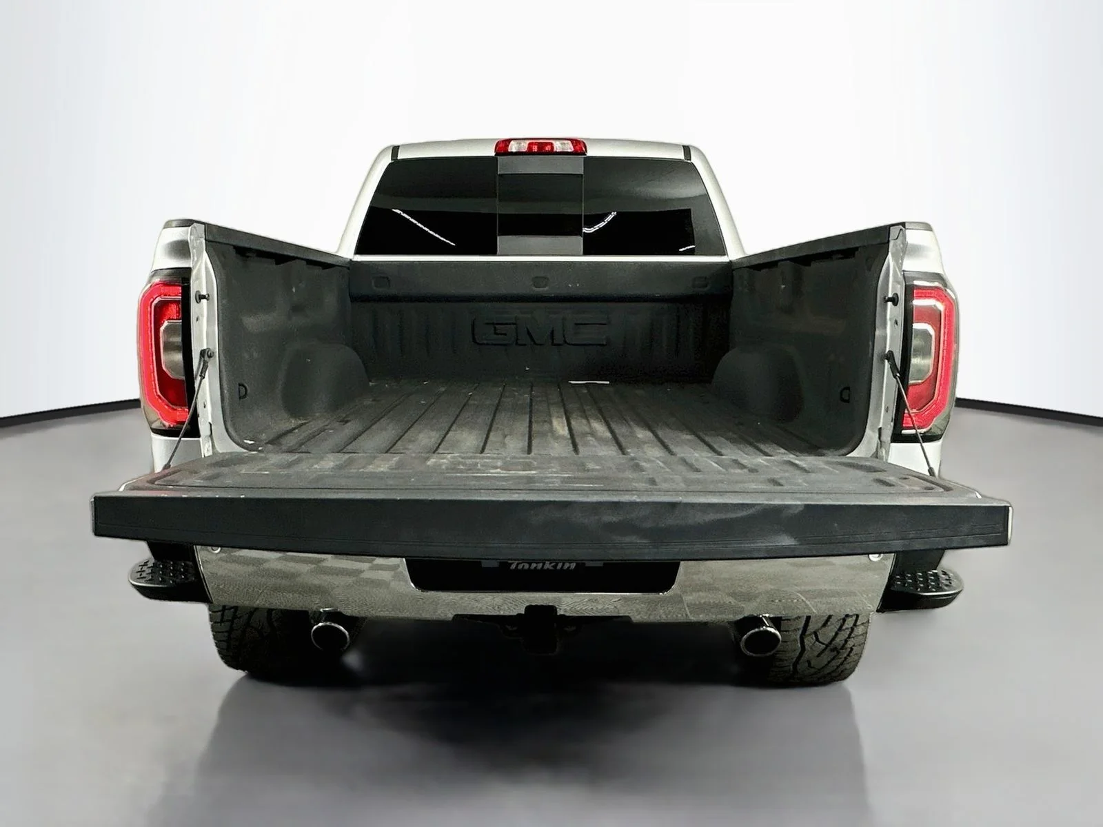 Used 2018 Quicksilver Metallic GMC SLT image 26