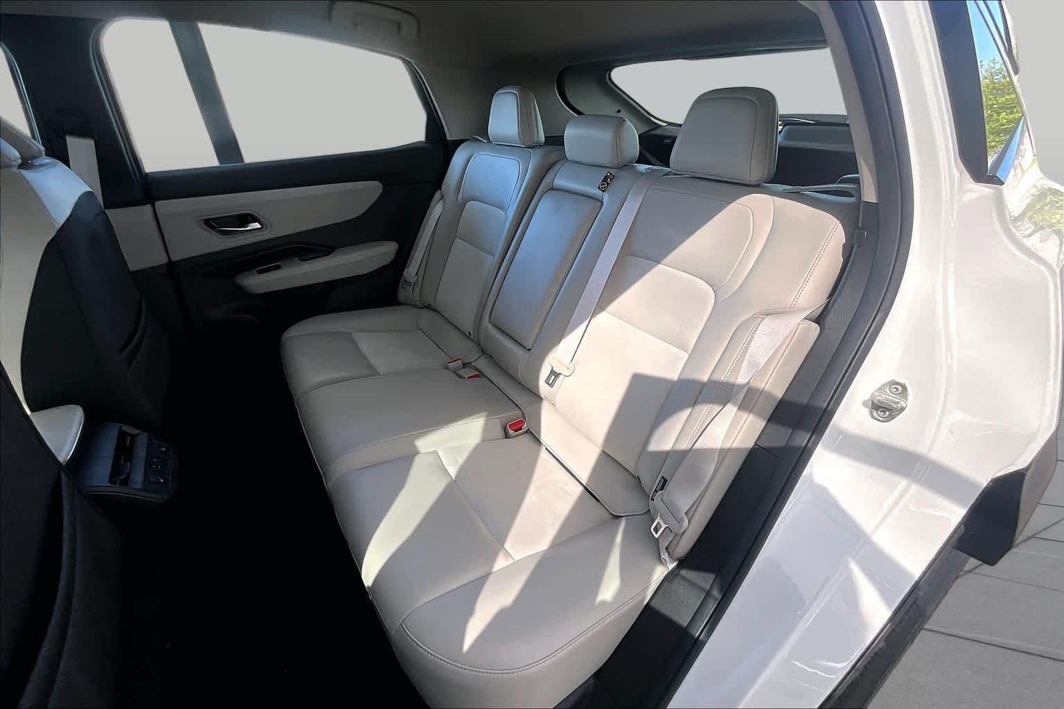 Used 2023 Everest White Pearl Tricoat/Black Diamond Pearl Nissan ENGAGE image 18