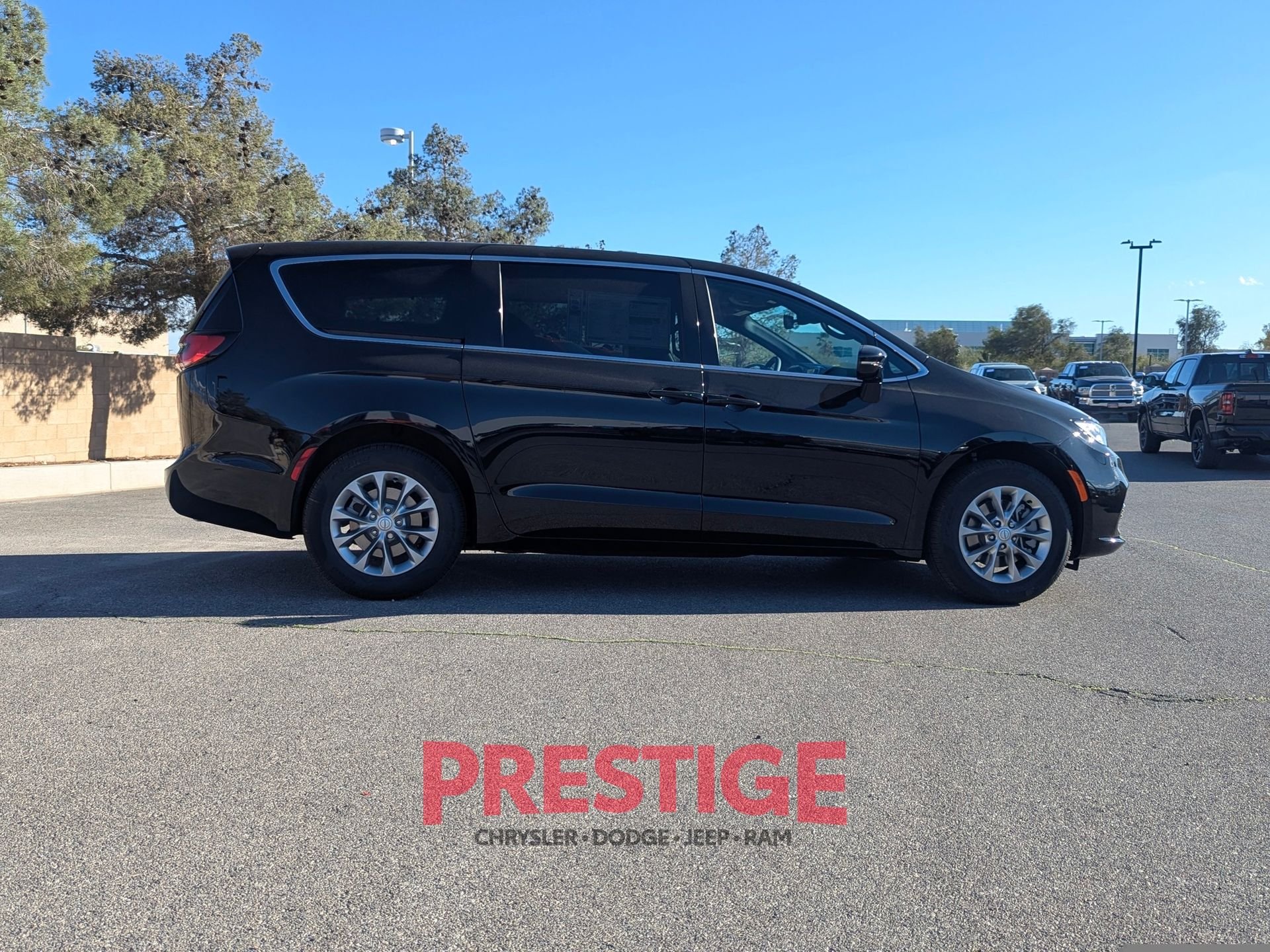 New 2026 Diamond Black Crystal Pearl-Coat Exterior Paint Chrysler Limited image 4