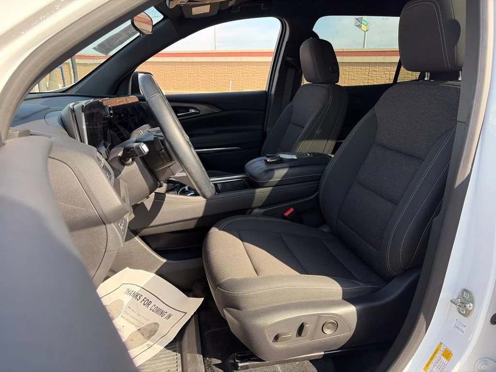 Used 2025 White Chevrolet LT image 17