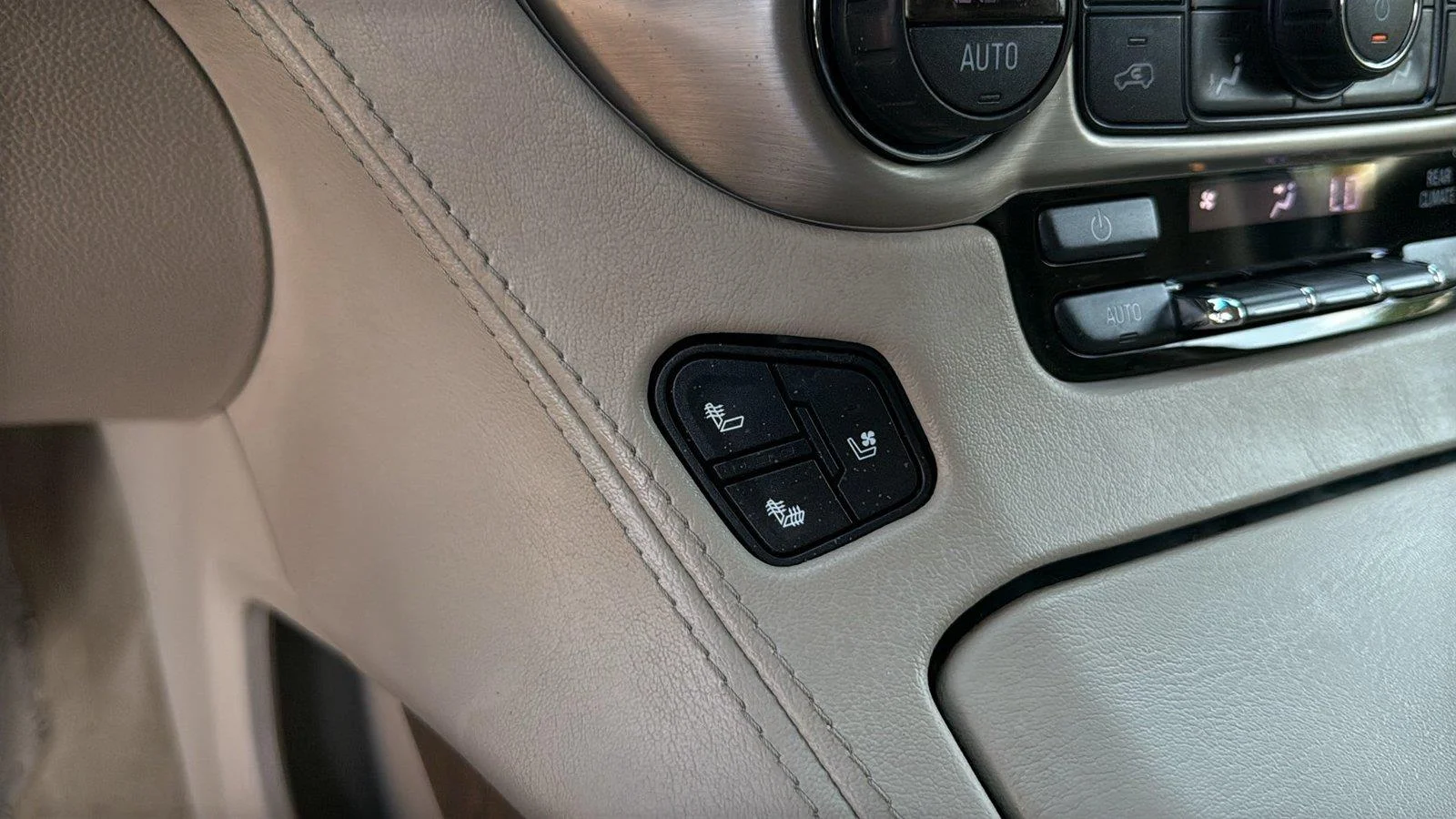 Used 2019 White Frost Tricoat GMC Denali image 19