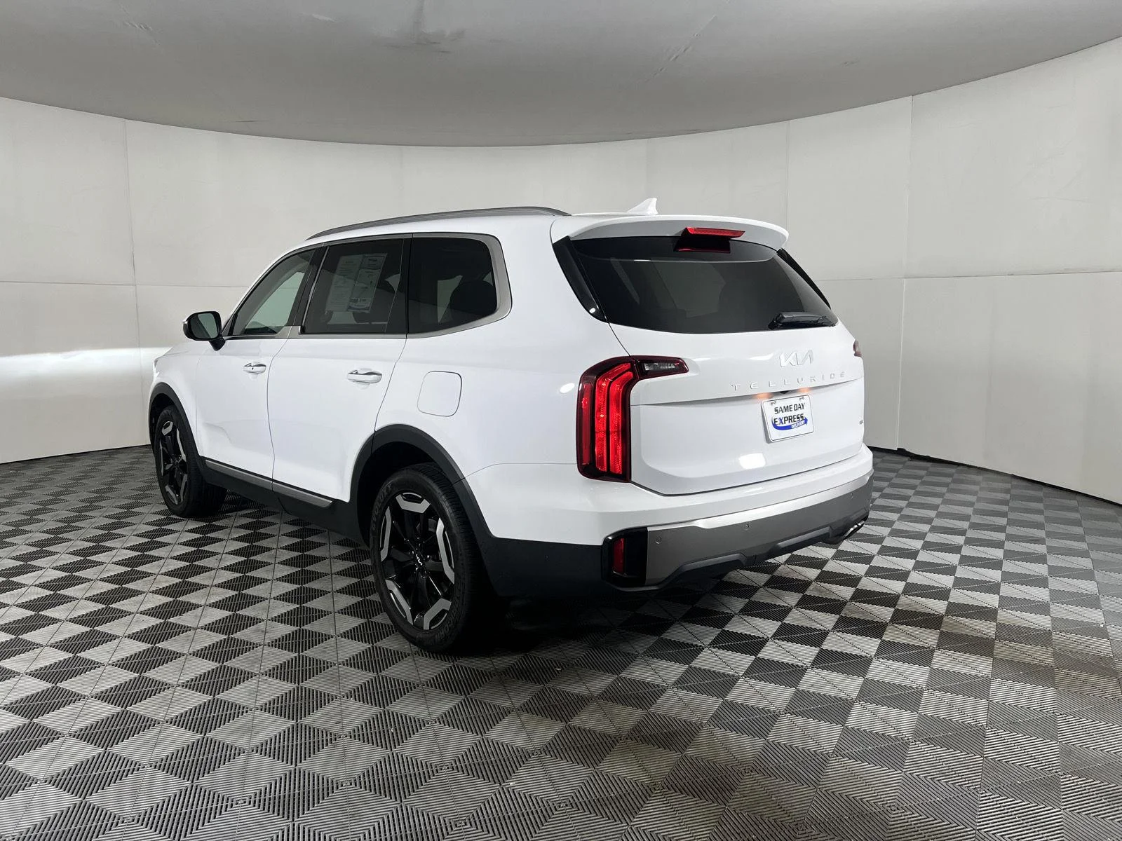 Used 2025 Glacial White Pearl Kia  image 11