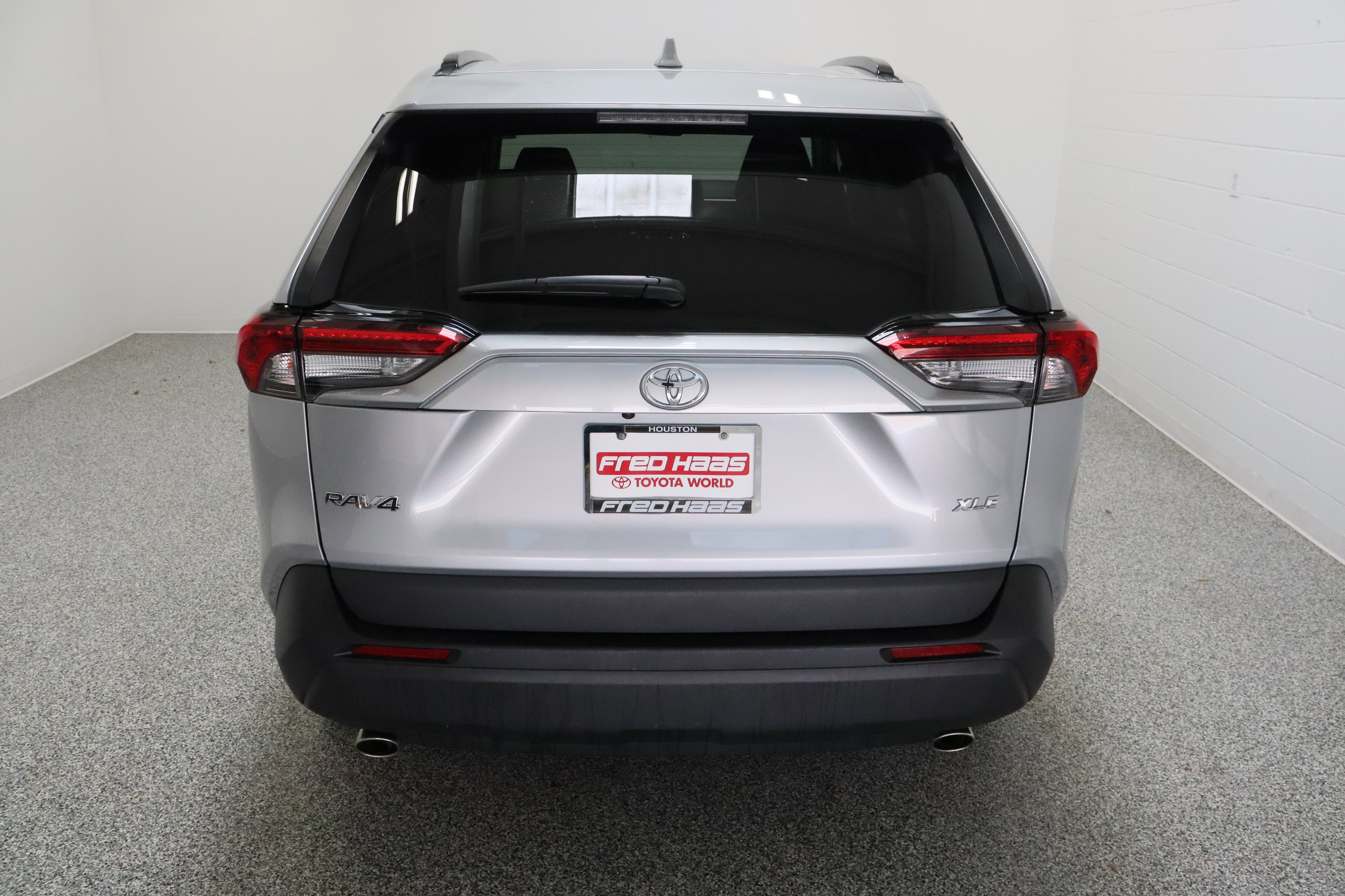 Used 2025 Silver Sky Metallic Toyota XLE 2.5L image 8